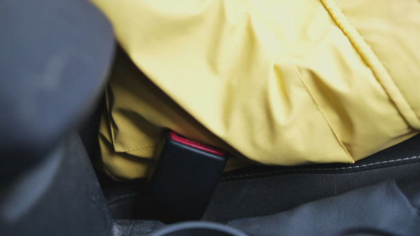 白人女性司机坐在汽车与解开安全带图片下载