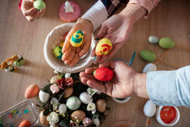 手捧复活节彩蛋图片下载