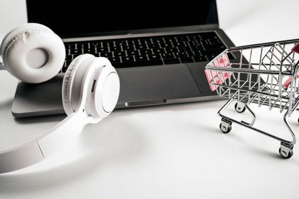 白色背景上的电脑、耳机和购物车图片下载