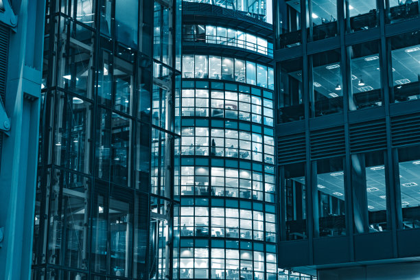 现代建筑夜间的立面图片下载