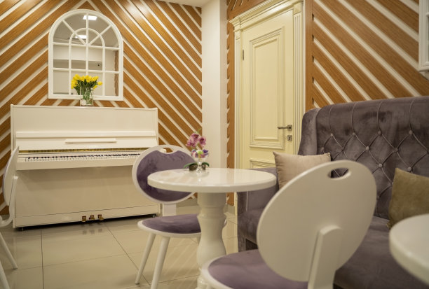 咖啡馆，桌子在背景钢琴和沙发图片下载