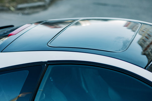 带有天窗的车顶。图片下载
