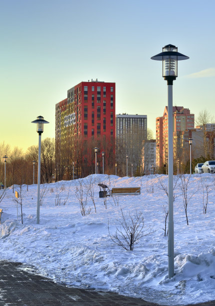 堤岸上的新房子图片下载