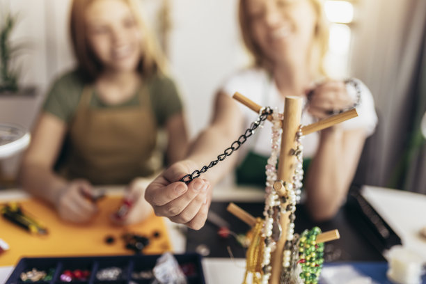 母亲和女儿饰品设计师在工作室工作室制作手工珠宝图片下载