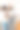 母亲和女儿在家里挂照片和照片。图片下载