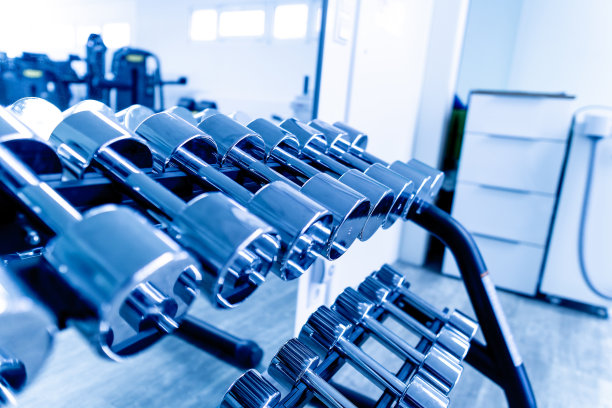 健身房。训练器材的形象。教练员。背景图片下载