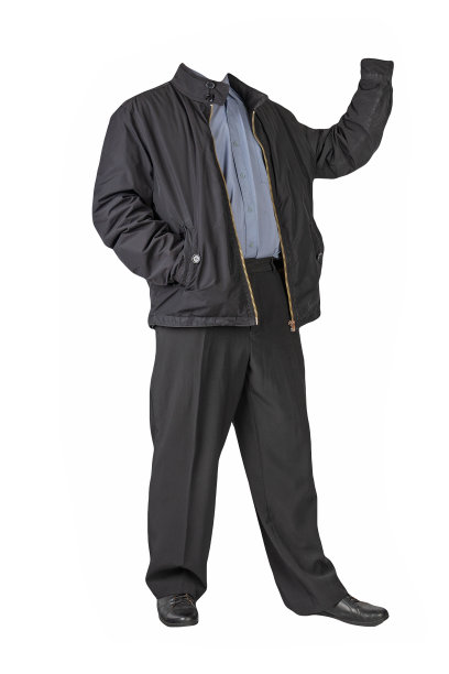 男性夹克，衬衫，黑色裤子和黑色皮靴孤立在白色背景。男人的秋天的衣服图片下载