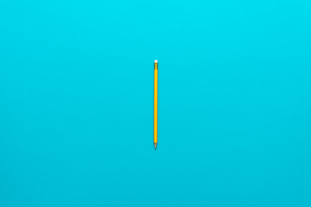 黄色铅笔在蓝绿色背景与复制空间的照片图片下载