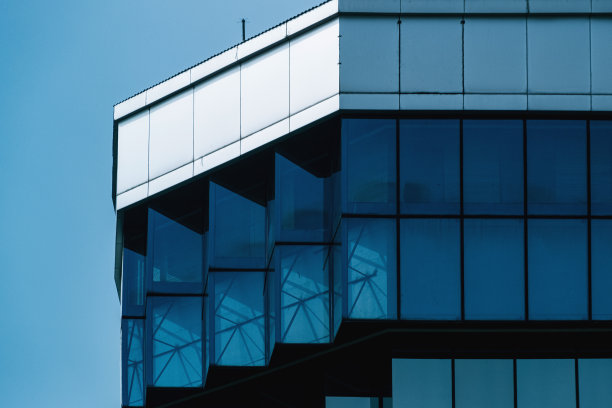 玻璃建筑，蓝天碧水图片下载