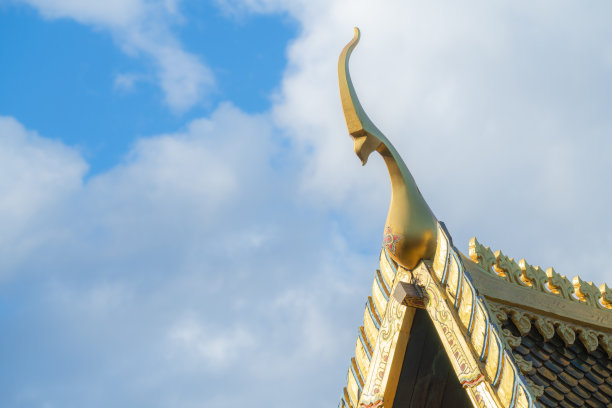 白天的泰国文化风格的建筑细节图片下载