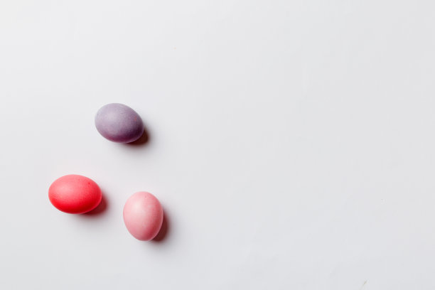 节日准备彩色背景上的多色复活节彩蛋。彩色的复活节彩蛋。假日概念与复制空间图片下载