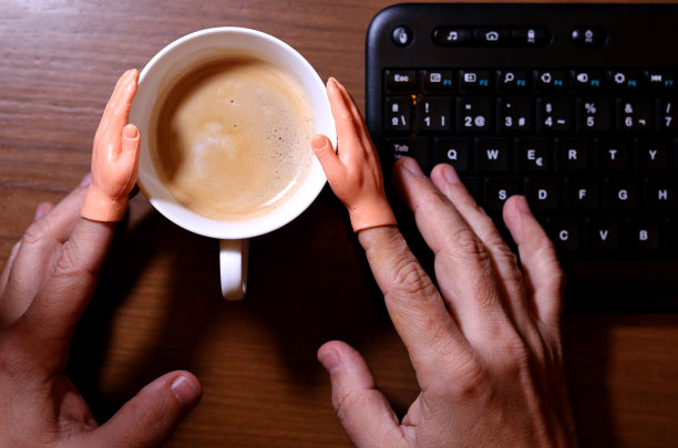 小手拿着咖啡，开玩笑图片下载