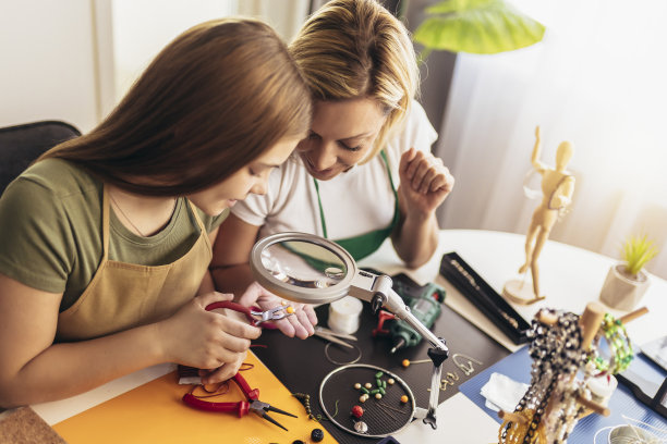 母亲和女儿饰品设计师在工作室工作室制作手工珠宝图片下载