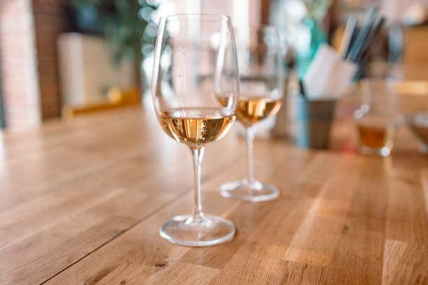 在咖啡馆或餐厅，木桌上放两杯葡萄酒图片下载