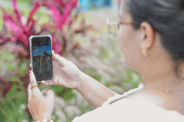 美丽的女人在自然公园里散步图片下载