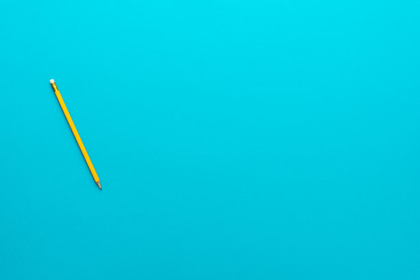 黄色铅笔在蓝绿色背景与复制空间的照片图片下载