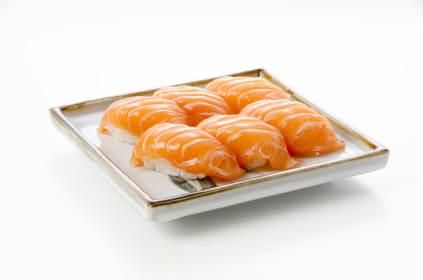白色背景上的三文鱼寿司手握寿司图片下载