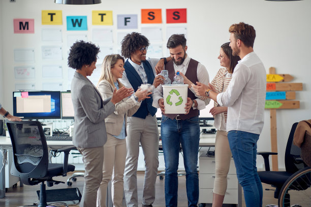 一群注重环保的员工一起回收图片下载