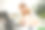 年轻漂亮的红发女子戴着耳机在笔记本电脑上在线上课。网络交流，远程学习，在线会议的概念图片下载