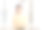 一个亚洲女人在一个共同办公的地方用笔记本电脑工作图片下载