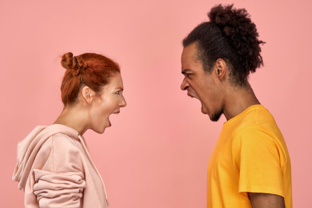 愤怒的黑人男子、红发女子发生争执，互相大喊大叫，观点不同图片下载