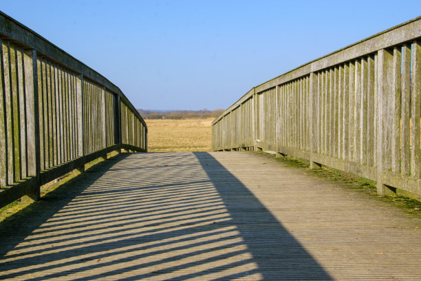 清晨徒步游览Diepholz附近的Dümmer湖，Damme和Lemförde。这里有一座桥横跨亨特河，它是Dümmer河的支流和流出。图片下载