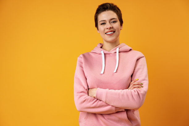 工作室肖像年轻微笑的女人与短发。图片下载