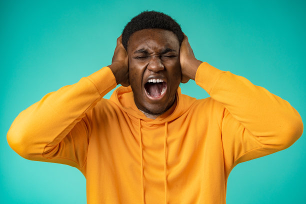 情绪激动的非洲青年尖叫着孤立地站在薄荷背景图片下载