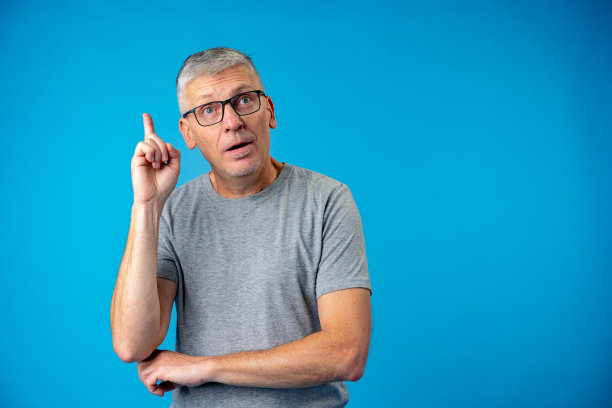 老男人有个好主意，在蓝色背景上竖起手指图片下载