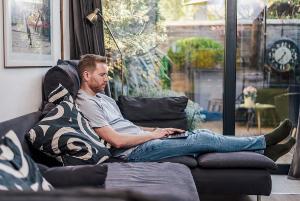 专注的红发大胡子男人，在家上网。图片下载