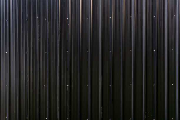 施工现场闪亮的黑色金属栅栏板图片下载