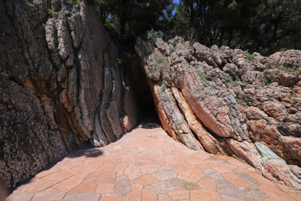 一个狭窄山洞的入口图片下载