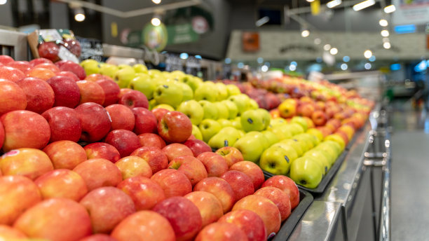 新鲜的水果和蔬菜，在杂货店的新鲜区出售图片下载
