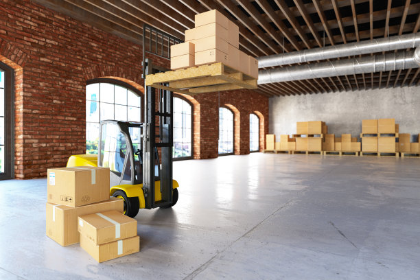 仓库内部有货箱和叉车图片下载