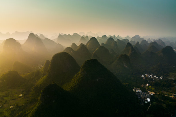 中国桂林的山景日落图片下载