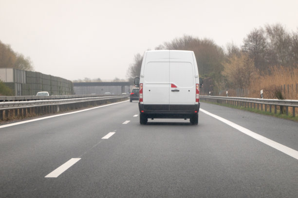 白色货车的后视镜-在高速公路上旅行图片下载