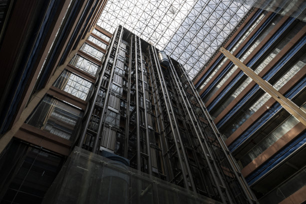 现代建筑内部的低角度视图。电梯内部。图片下载