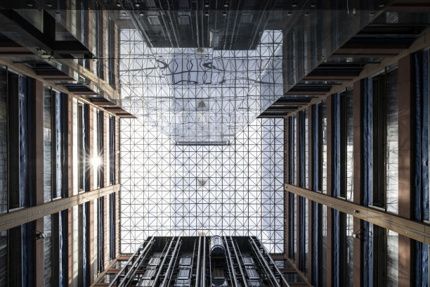 现代建筑内部的低角度视图。电梯内部。图片下载