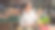 一位年轻女子在超市挑选水果和蔬菜。图片下载