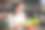 一位年轻女子在超市挑选水果和蔬菜。图片下载