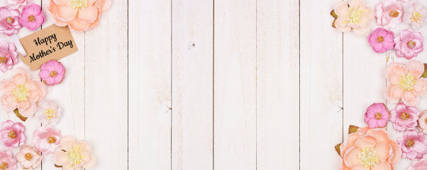 母亲节快乐礼物标签，粉红色纸花的双边，白色的木旗背景图片下载