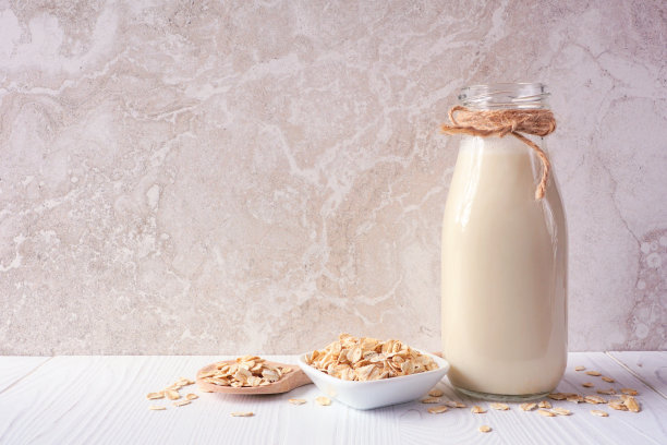 燕麦牛奶装在一瓶有配料的陈年瓶里图片下载