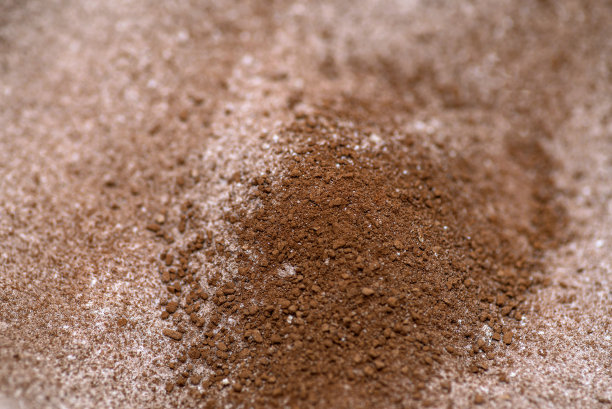 背景由可可粉和糖混合而成，可选择景深。图片下载