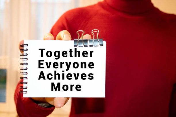 战略规划记事本上的文字铭文。在团队合作中成就事业，把梦想变成工作图片下载