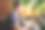 男子在家远程使用笔记本电脑。遥远的工作地点，绿色环保的家庭办公室图片下载