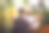 男子在家远程使用笔记本电脑。遥远的工作地点，绿色环保的家庭办公室图片下载