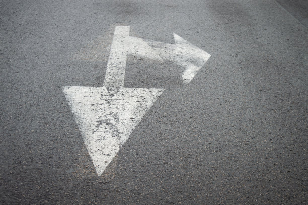 停车标志和交通方向标志图片下载