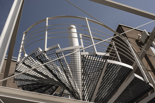 从下面看到的螺旋形金属楼梯图片下载