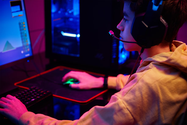 男孩在家玩电脑游戏，游戏成瘾图片下载