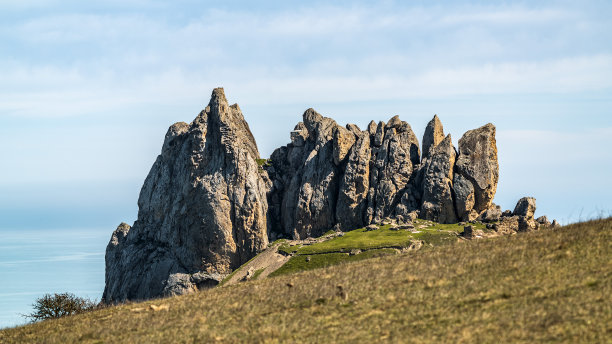 位于阿塞拜疆境内的圣山besbarmag的岩石山峰图片下载